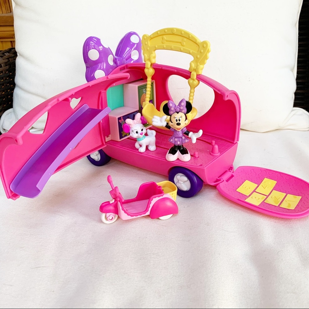 Disney Minnie Bowtique Tour Bus play set w/ extras